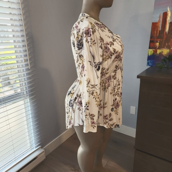 White Floral Hi-Lo Long Sleeve Tunic Blouse - Picture 8 of 8